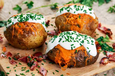 Sıcak fırında patates peynir, pastırma, chives ve ekşi krema ile.