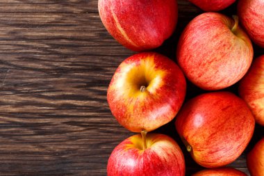 ahşap arka plan üzerinde taze elma yakın çekim