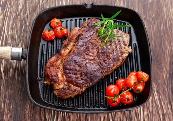 烤的牛肉牛排铁板与蔬菜. — 图库照片