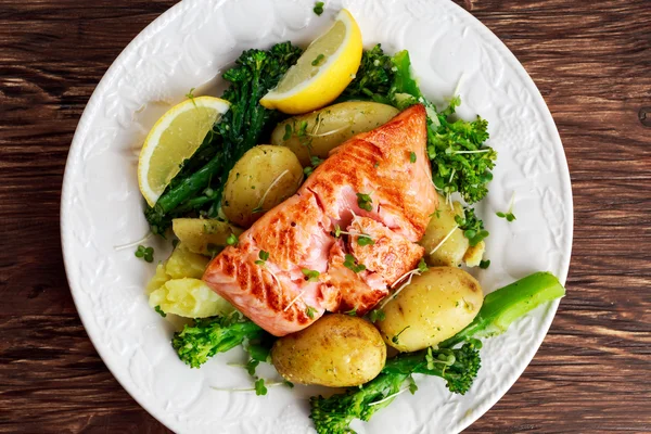 Pan fried Salmon Served with potatoes and tenderstem broccoli. — Stock Photo, Image