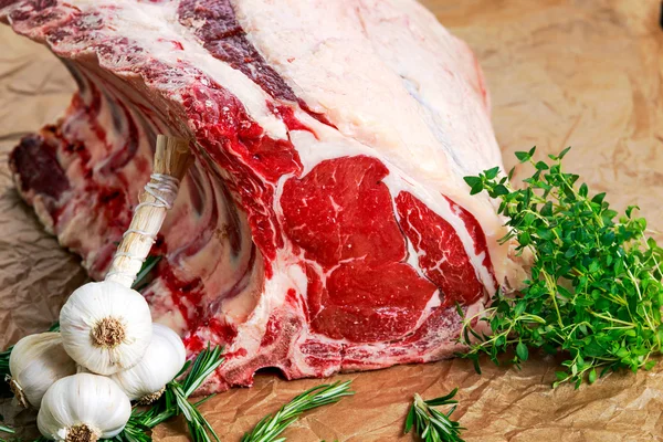 Färsk rå nötkött ben rib ungefär choppid. med örter. — Stockfoto
