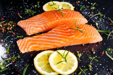 Taze çiğ somon filetosu aromatik otlar, baharatlar..