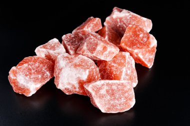 Himalaya pembe kristal tuz koyu arka plan üzerinde