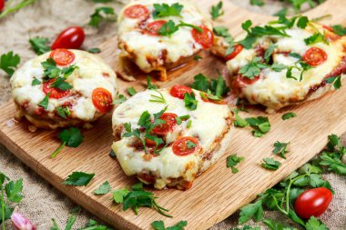 Peynir ve erik domates ile pişirilmiş mantar dolması