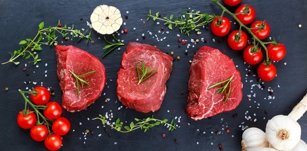Friss nyers marha steak Mignon, só, bors, kakukkfű, fokhagyma. — Stock Fotó