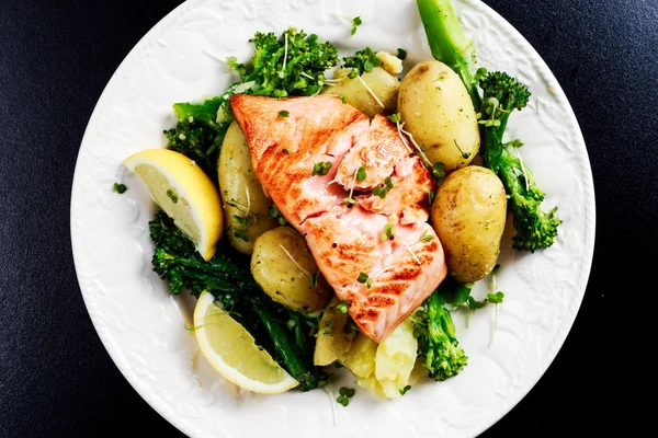 Pan fried Salmon Served with potatoes and tenderstem broccoli. — Stock Photo, Image