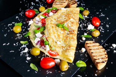 Domates, fesleğen, Yunan peyniri, parmesan, zeytin, sebze omlet tost.