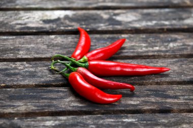 Organik kırmızı biber biber eski ahşap masa üzerinde. arka plan