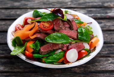 Baharatlı sığır eti dilim et salatası sebze