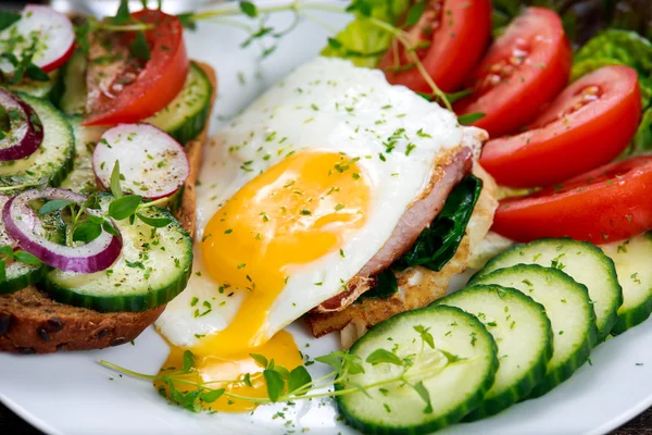 Petit déjeuner du matin - sandwich grillé végétalien, oeuf, bacon et légumes — Photo