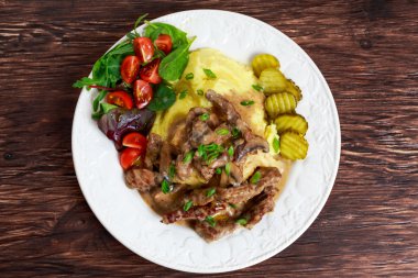 Sığır straganof bazı sebze ve patates püresi ile.