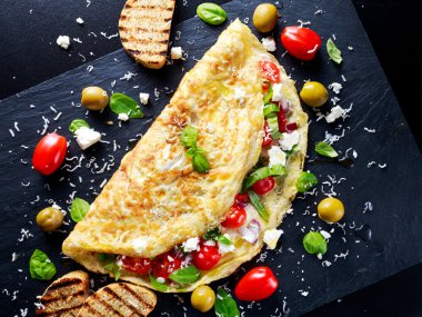 Domates, fesleğen, Yunan peyniri, parmesan, zeytin, sebze omlet tost.