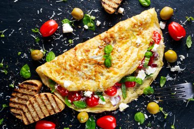 Domates, fesleğen, Yunan peyniri, parmesan, zeytin, sebze omlet tost.