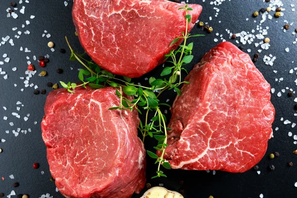 Fresh Raw Beef steak Mignon, with salt, peppercorns, thyme, garlic. — Stock Photo, Image