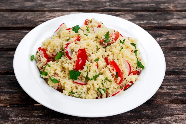 Salată de cuscus proaspăt de casă cu legume, în farfurie albă . — Fotografie, imagine de stoc