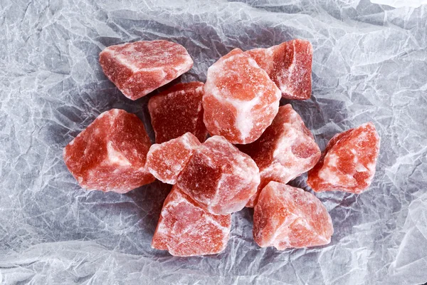 Гімалайський рожевий кристалів солі на м'ята папір — стокове фото