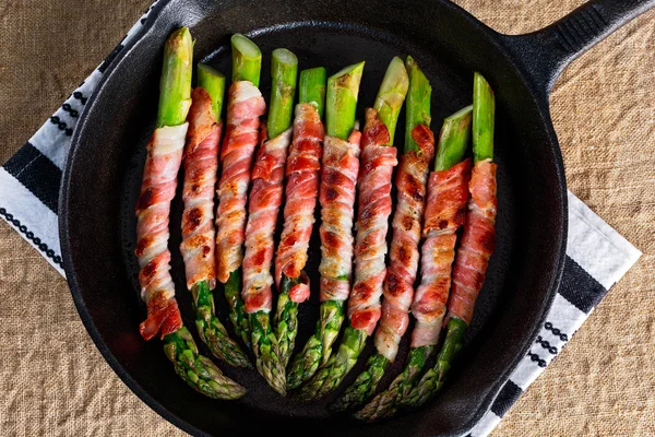 Kuşkonmaz pastırma bir tava ile sarılmış.