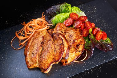 Izgara tavuk göğsü biftek domates, havuç, salata yaprakları ile.