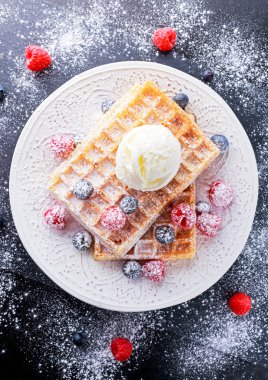 Dondurma ve taze böğürtlenli Belçika waffle 'ı..
