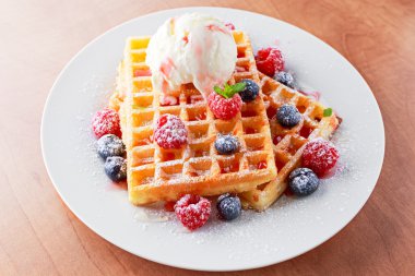 Dondurma ve taze böğürtlenli Belçika waffle 'ı..