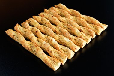 Soğan ve Frenk soğanı ile kıvırcık ekmek sopa