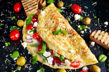 Domates, fesleğen, Yunan peyniri, parmesan, zeytin, sebze omlet tost.