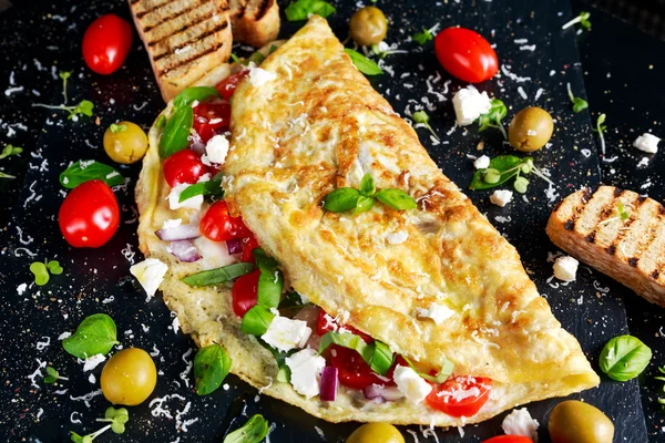 Domates, fesleğen, Yunan peyniri, parmesan, zeytin, sebze omlet tost.