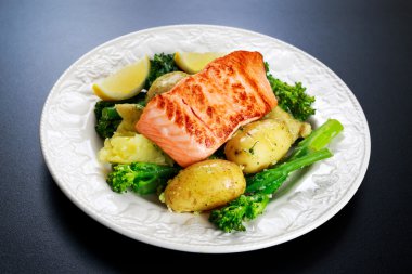 Pan kızarmış patates ve tenderstem brokoli ile Somon hizmet.