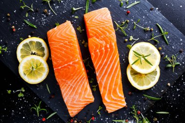 Taze çiğ somon filetosu aromatik otlar, baharatlar..