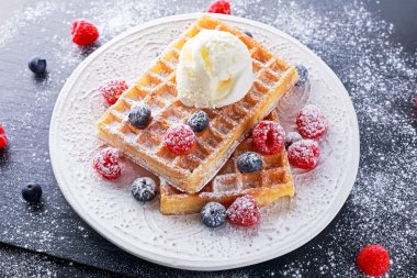 Dondurma ve taze böğürtlenli Belçika waffle 'ı..