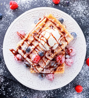 Dondurma, çikolata sos ve taze çilek ile Belçika waffle.