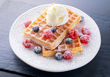 Dondurma ve taze böğürtlenli Belçika waffle 'ı..