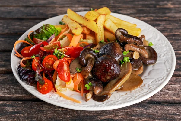 Летнее блюдо с жареными чипсами, салат с помидорами и грибами — стоковое фото