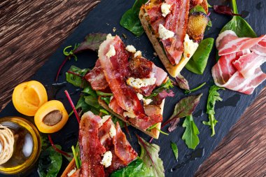 Karamelize kayısı, jambon, mozzarella peyniri, yeşil salata ile ızgara yaz chiabatta.