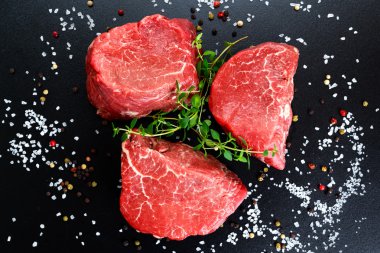 Taze çiğ dana biftek Mignon, tuz, karabiber, kekik.