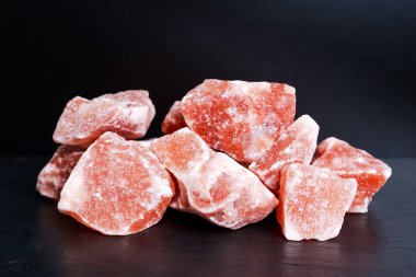 Himalaya pembe kristal tuz koyu arka plan üzerinde