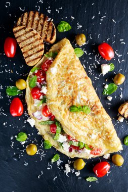 Domates, fesleğen, Yunan peyniri, parmesan, zeytin, sebze omlet tost.