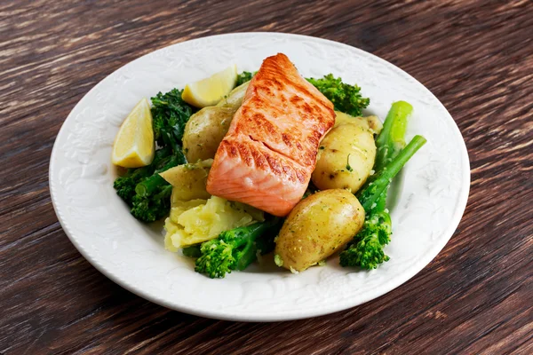 Pan fried Salmon Served with potatoes and tenderstem broccoli. — Stock Photo, Image