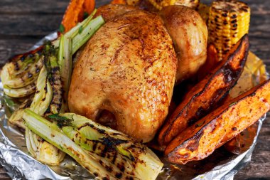 Izgara tavuk pişmiş tatlı patates, Mısır ve rezene ahşap tablo