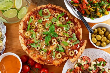 Pizza, ızgara kırmızı biber salatası, bruschettas kiraz domates ve mozzarella peyniri, mojito içki ile yaz gıda tablo