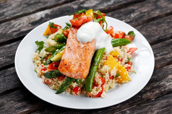 Salmone fritto in padella con teneri asparagi, couscous, verdure — Foto Stock