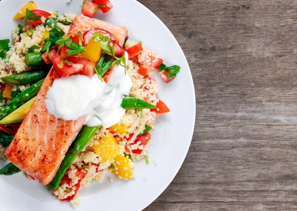 Pan gebakken zalm met tedere asperges, couscous, groenten Stockfoto