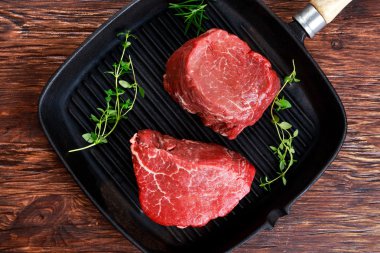 Taze çiğ dana biftek Mignon kekik ızgara Pan ile