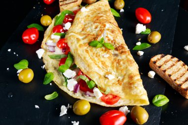 Domates, fesleğen, Yunan peyniri, parmesan, zeytin, sebze omlet tost.