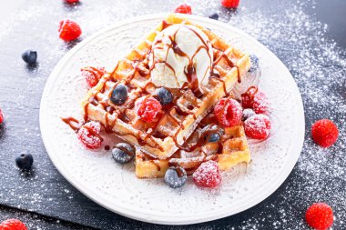 Dondurma, çikolata sos ve taze çilek ile Belçika waffle.