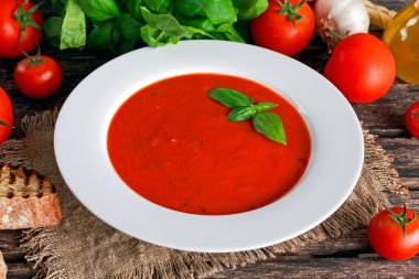 Yumuşak ve tatlı domates çorbası, fesleğen ile terbiyeli sarımsak.