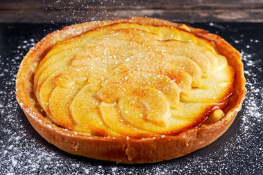 Tarçın sır ile altın Bramley elma tart