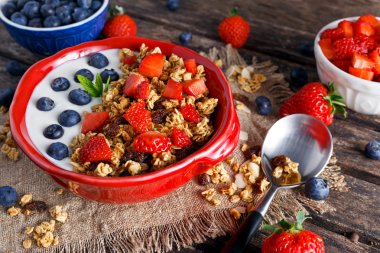 Ev yapımı granola kahvaltı yoğurt ve taze meyve çilek ile. kavramları sağlık gıda