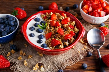 Ev yapımı granola kahvaltı yoğurt ve taze meyve çilek ile. kavramları sağlık gıda
