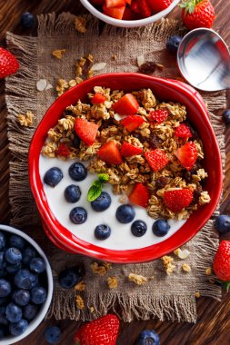 Ev yapımı granola kahvaltı yoğurt ve taze meyve çilek ile. kavramları sağlık gıda